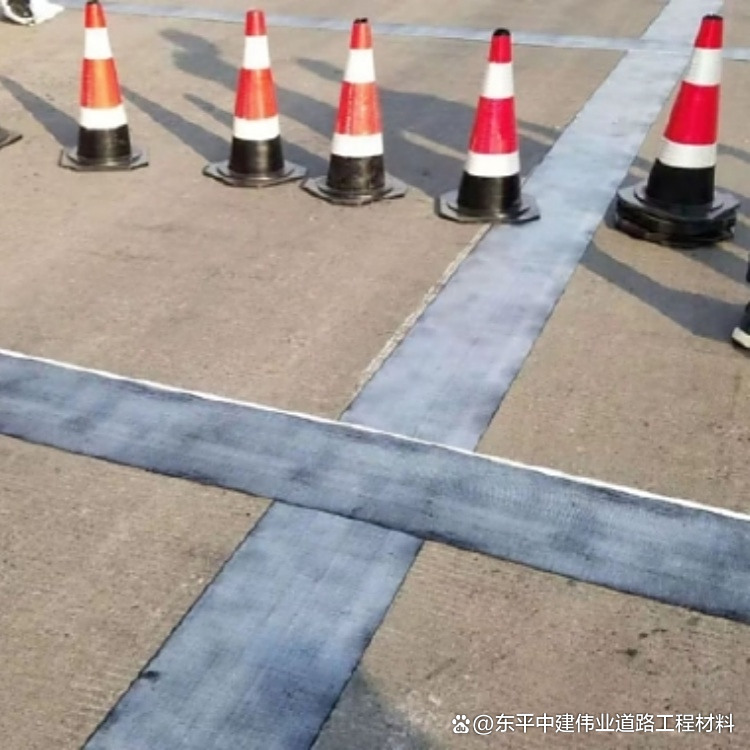 东平沥青路面自粘式防裂贴 道路工程养护中的裂缝修补专家